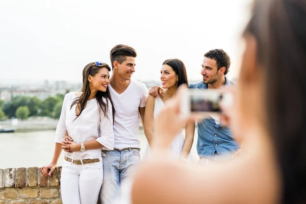 Grupp unga människor att bli fotograferad — Stockfoto