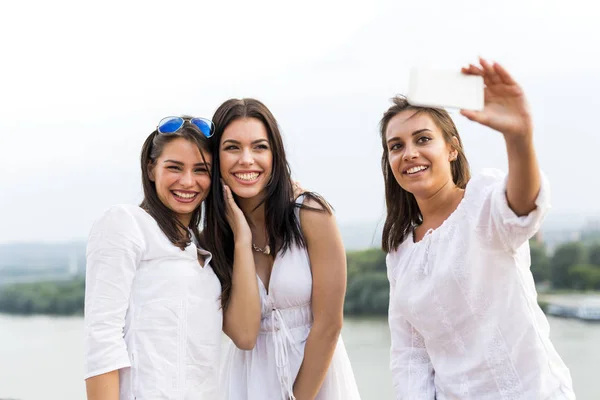 Drei glückliche Frauen — Stockfoto