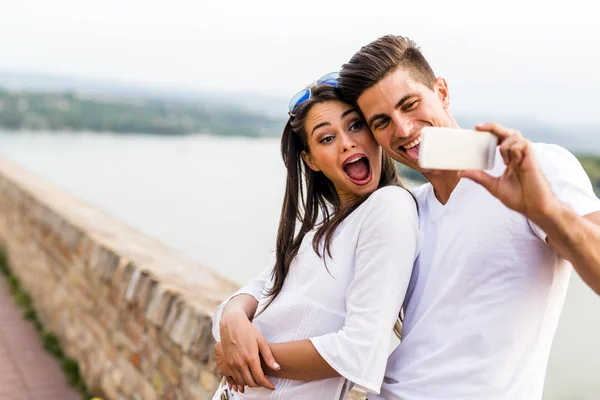 Mladý krásný pár s selfie o sobě — Stock fotografie