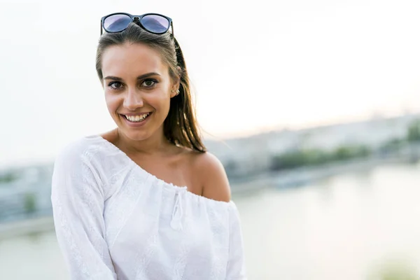 Portrait of a beautiful young woman posing outdoors — Stock Photo, Image