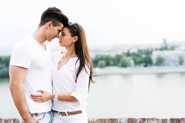 Молода красива пара натирає носи як знак любові — стокове фото