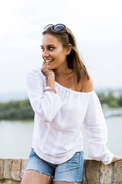 Retrato de una hermosa joven posando al aire libre — Foto de Stock