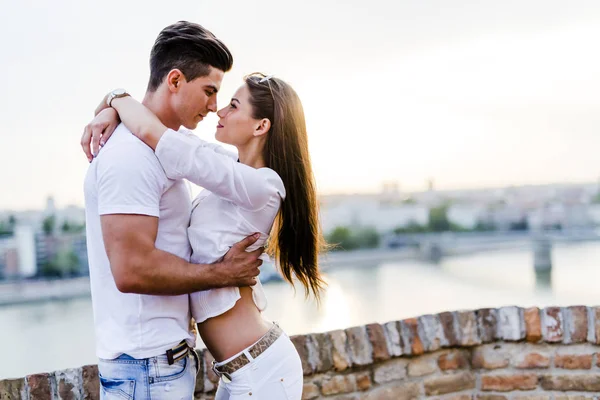 Молода красива пара обіймає і збирається поцілувати — стокове фото