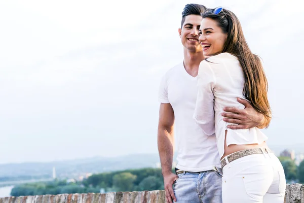 Casal feliz no amor sorrindo e sendo sensual — Fotografia de Stock