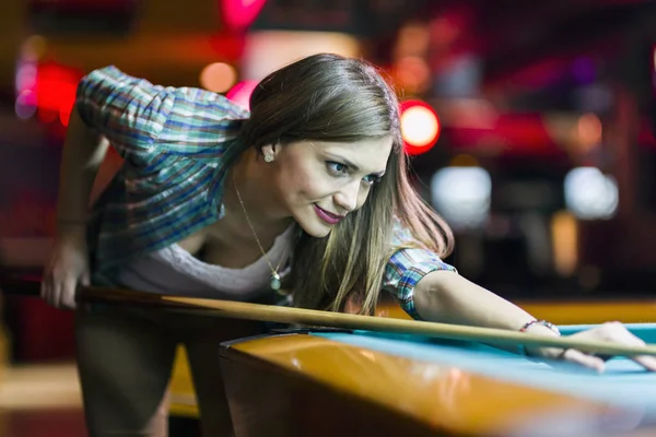 Fiatal gyönyörű fiatal hölgy, célzás-hoz fog a szemcsésedik snooker — Stock Fotó