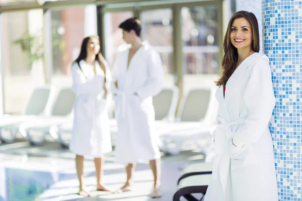 Amis se relaxant dans un spa à côté d'une piscine — Photo