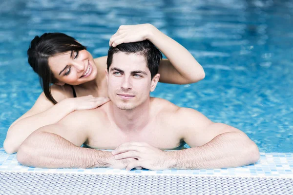 Casal apaixonado ao lado da piscina — Fotografia de Stock