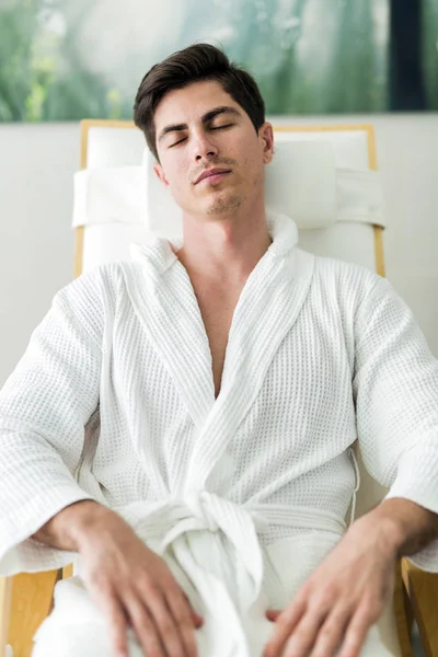 Um homem bonito relaxando em paz — Fotografia de Stock