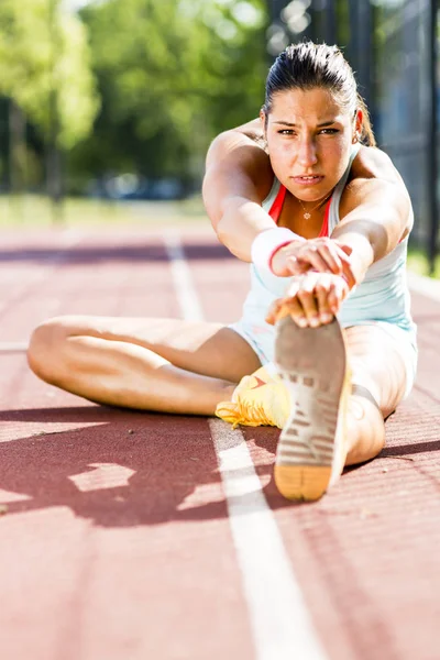 Atletische mooie jonge vrouw — Stockfoto