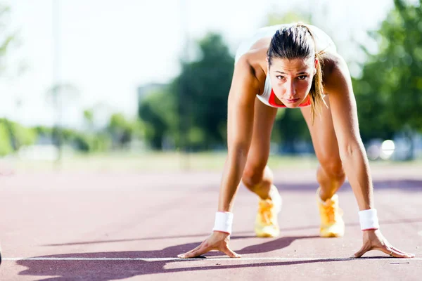 美しい若い女性は運動 — ストック写真