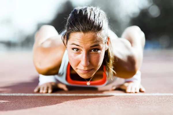 운동 아름 다운 젊은 여자 — 스톡 사진