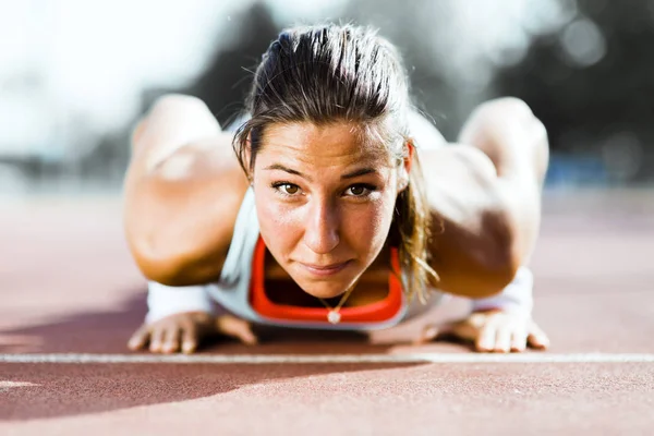 Athletisch schöne junge Frau — Stockfoto