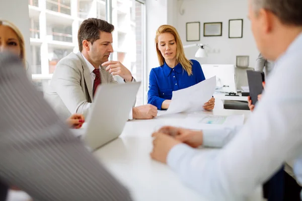 Businesspeople collaborating in office — Stock Photo, Image