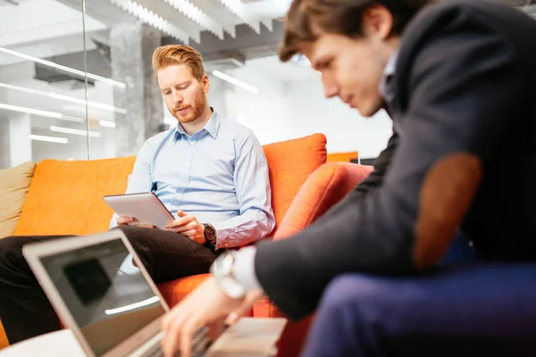 Collega's rusten tijdens pauze — Stockfoto