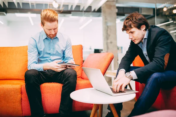 Collega's rusten tijdens pauze — Stockfoto