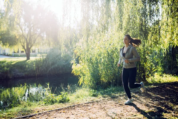 Ajuste jogger femenino corriendo —  Fotos de Stock