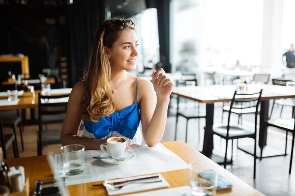 Mulher bonita desfrutando de seu café — Fotografia de Stock