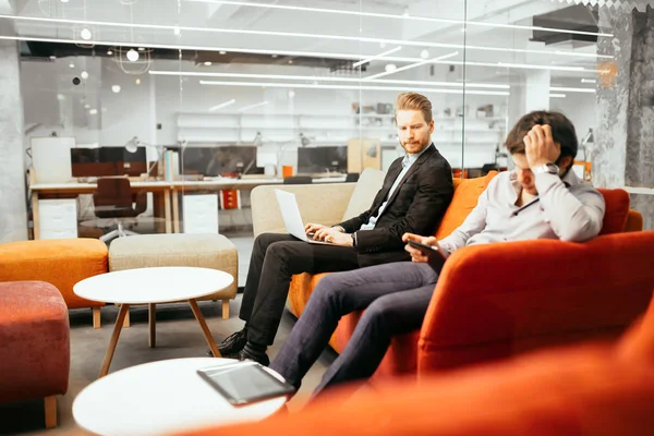 Empresários de sucesso trabalhando em dispositivos — Fotografia de Stock