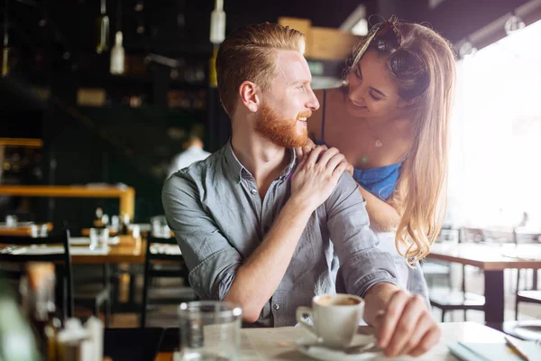 Vacker man och kvinna flirt — Stockfoto