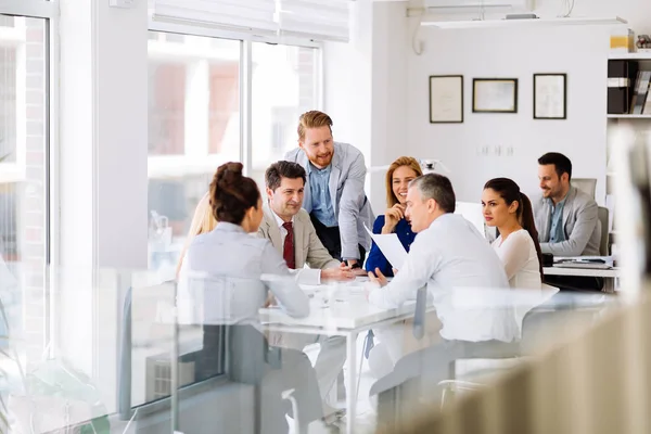 Business people discussing — Stock Photo, Image