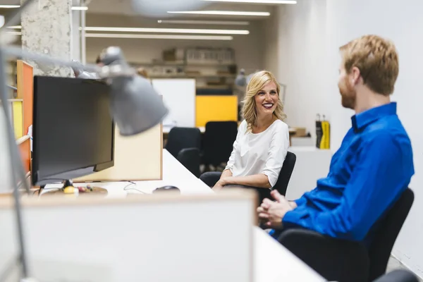 Mujer hablando con su colega — Foto de Stock