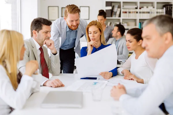 Gente de negocios trabajando en oficina — Foto de Stock