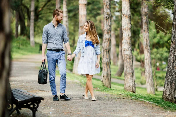 Mooie paar bonding in park — Stockfoto