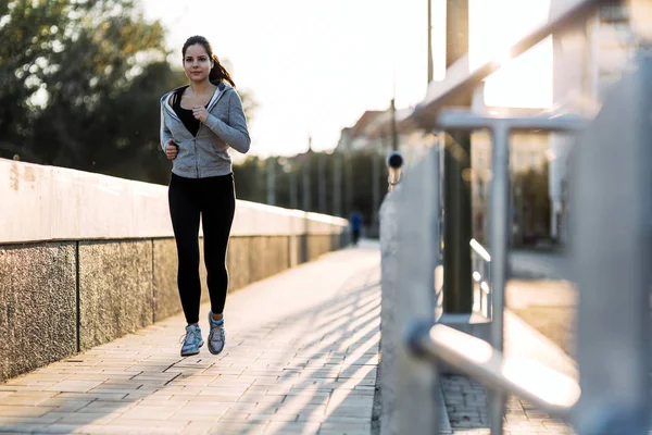 Ajuste jogger femenino corriendo — Foto de Stock