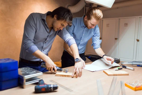 Designers trabalhando em oficina — Fotografia de Stock