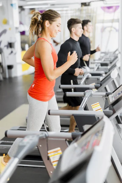 Gente corriendo en cintas de correr — Foto de Stock