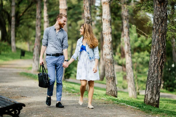 Mooie paar nemen van een wandeling in de natuur — Stockfoto