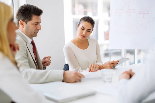 Uomini d'affari che lavorano in ufficio — Foto Stock