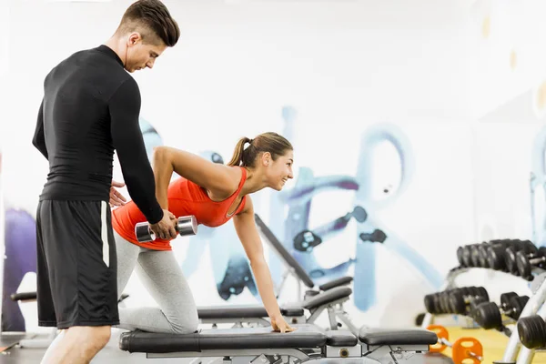 Trainer instructions woman in gym — Stock Photo, Image