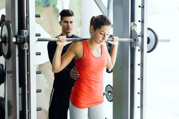 Trainer instruktioner kvinna i gymmet — Stockfoto