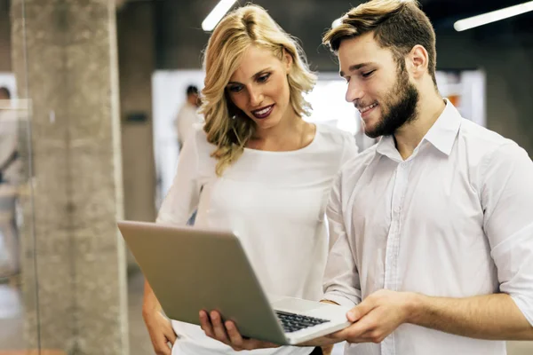 Kollegen-Brainstorming im Amt — Stockfoto