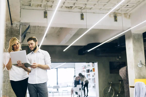 Colaboradores en una oficina moderna — Foto de Stock