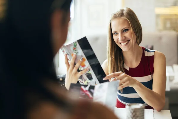 Donne che parlano al ristorante — Foto Stock