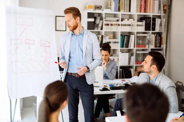 Reunión de negocios y lluvia de ideas — Foto de Stock