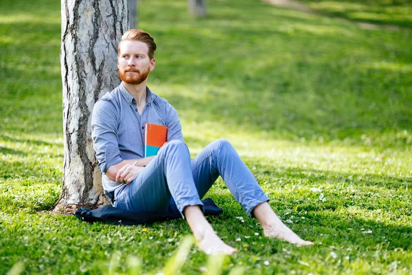Student studying in park — Stock Photo, Image