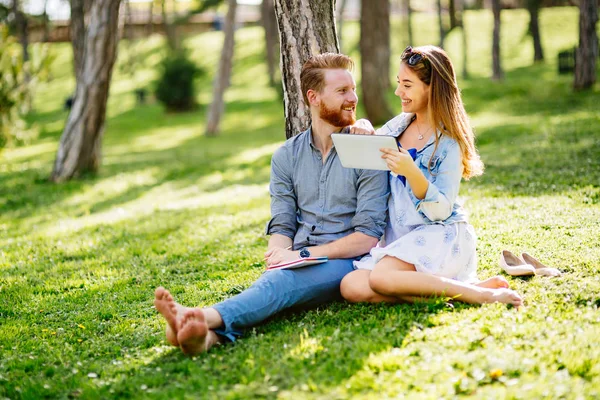 Hermosa pareja al aire libre —  Fotos de Stock