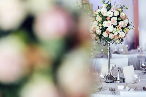 Gyönyörű esküvői asztal és a rózsa — Stock Fotó