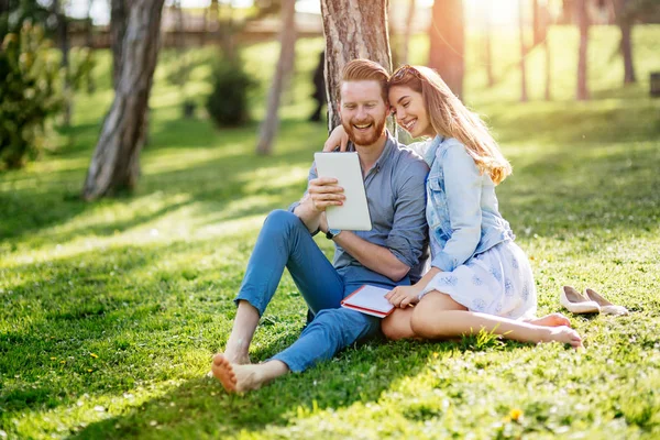 Bella coppia all'aperto — Foto Stock