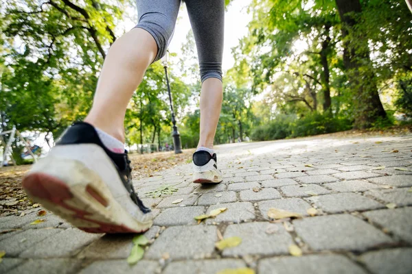 Donna che corre nel parco — Foto Stock