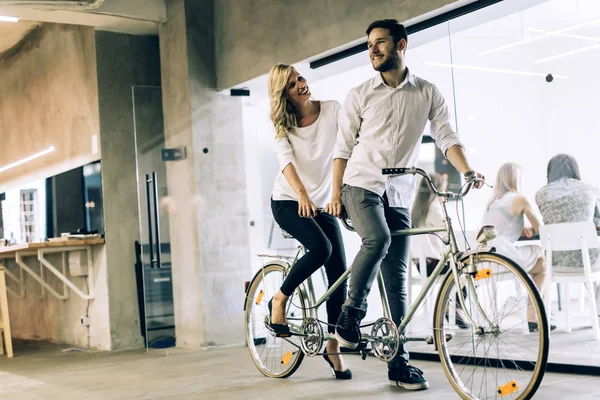 Uomini d'affari in bicicletta doppia — Foto Stock