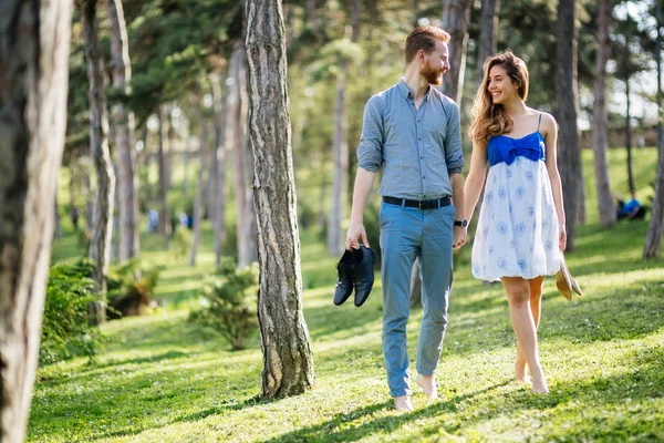 Pareja romántica caminando bosque —  Fotos de Stock