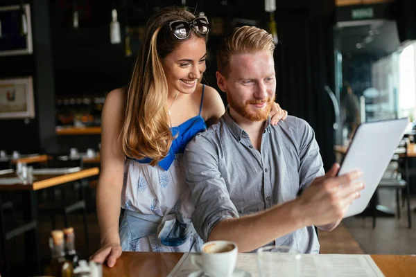Женщина и мужчина флиртуют в кафе — стоковое фото