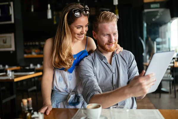 Donna e uomo flirtare nel caffè — Foto Stock