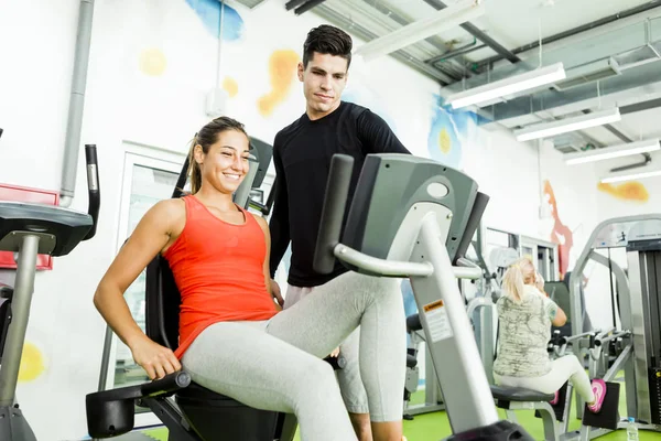 Jeune femme au gymnase — Photo