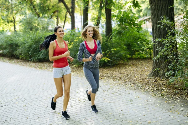 Twee jonge vrouwen joggen — Stockfoto