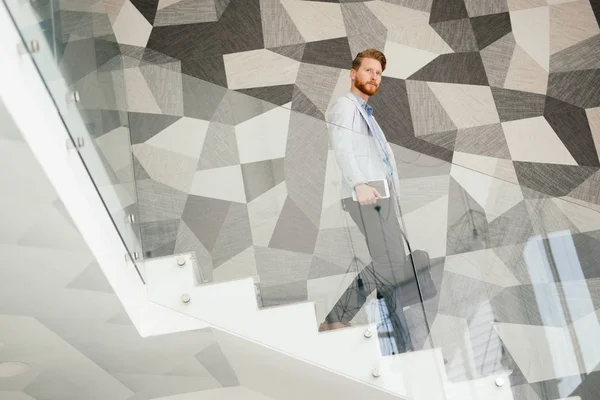 Retrato de hombre de negocios en escaleras —  Fotos de Stock